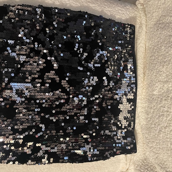 From express, never warn. New w/tags sequin skirt. fleece lining mini skirt - Picture 3 of 4